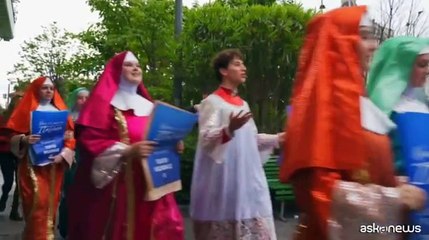 Flash mob a Milano con suore acrobate calate da un tetto