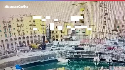 Muletto in acqua al porto di Ancona, il video della caduta