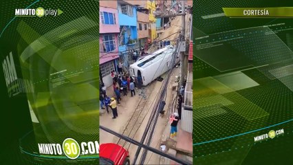 Grave accidente en Bogotá bus terminó volcado al intentar subir pendiente en Soacha