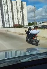 Imprudencia de un joven que maneja su moto con los pies en el puente del quinto anillo en la avenida Cristo Redentor