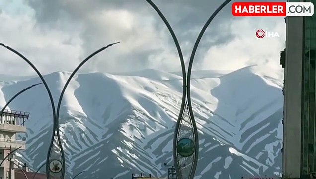 Yüksekova Mayıs Ayında Karla Beyaza Büründü