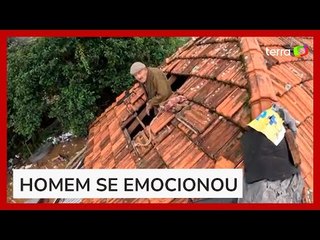 Idoso sorri ao ser resgatado do telhado de casa no Rio Grande do Sul