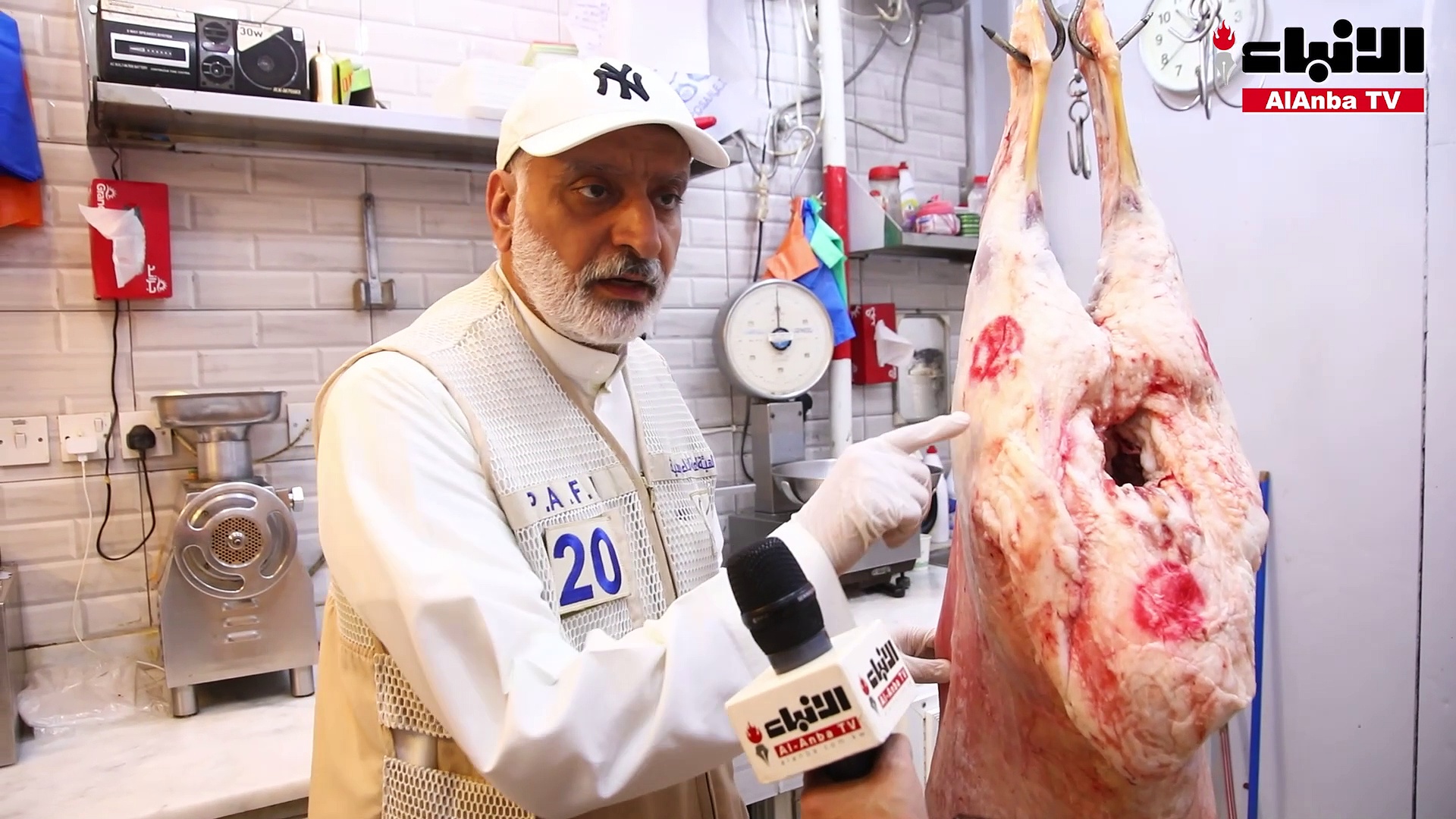الأنباء رافقت مفتشي هيئة الغذاء بجولتهم بسوق اللحم في المباركية