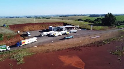 Comboio de caminhões sai de Chapecó em direção ao RS