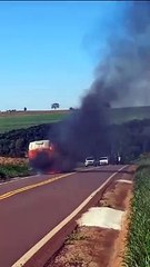 Caminhão é consumido pelo fogo na PR-490, entre Iporã e Altônia