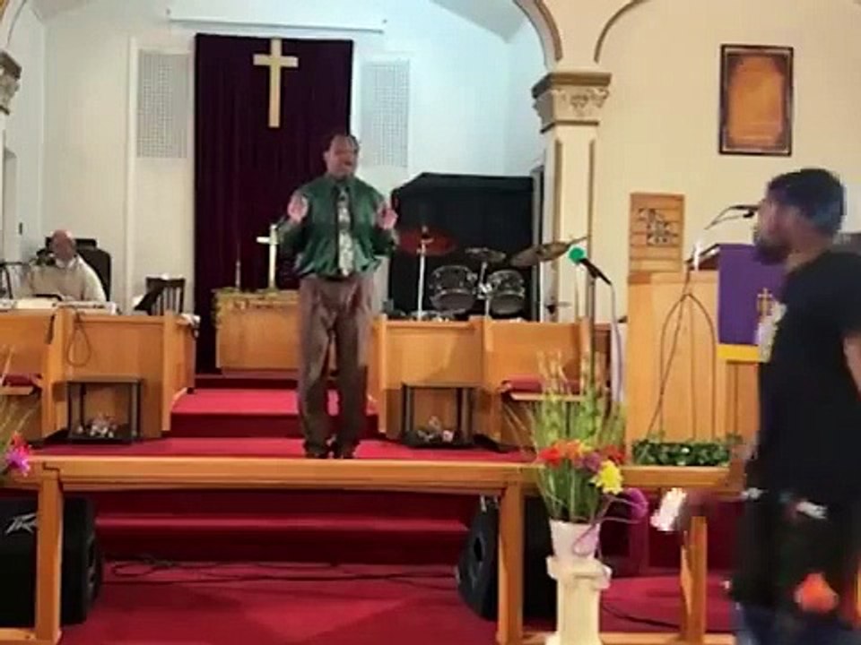 Hombre ataca a pastor