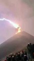 ¡Qué fuerza de la naturaleza! Esto ocurre cuando un rayo cae sobre un volcán en erupción