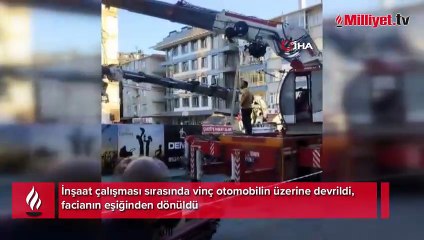İnşaat çalışması sırasında vinç otomobilin üzerine devrildi, facianın eşiğinden dönüldü...O anlar kamerada