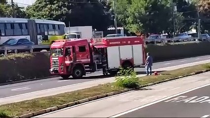 Caminhão pega fogo na Avenida John Boyd Dunlop