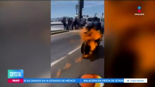 VIDEO: Moto se incendia mientras es conducida