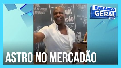 Astro de Hollywood experimenta famoso sanduíche de mortadela do Mercadão de SP