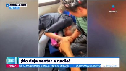 VIDEO: Señora no dejar sentar a nadie en el transporte público