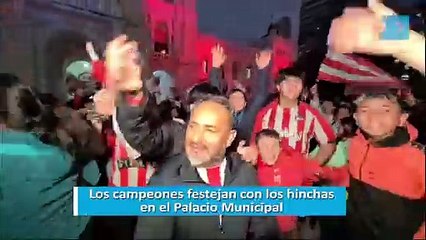Los campeones festejan con los hinchas en el Palacio Municipal