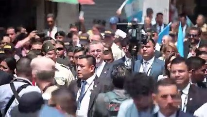 Presidente de Guatemala lleva a pie al Congreso proyecto para destituir a fiscal general