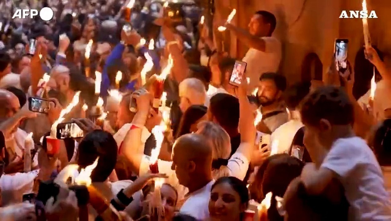 Gerusalemme, il suggestivo rito del "Fuoco santo"