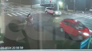 Câmera flagra ladrão furtando motocicleta no Centro