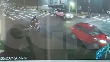 Câmera flagra ladrão furtando motocicleta no Centro