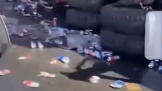 Roban cerveza tras volcadura de camión que las transportaba en La Rumorosa