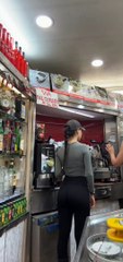 Elisa Aglitoiu bellissima ragazza barista con leggings dal vivo su tiktok