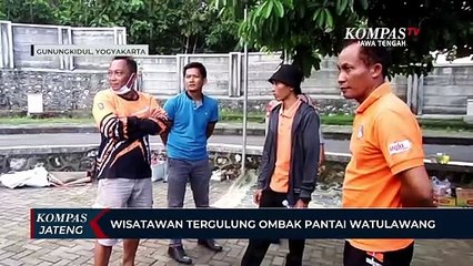 Wisatawan Tergulung Ombak Pantai Watulawang