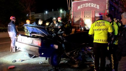 Video herunterladen: Ankara’da otomobil park halindeki kamyona çarptı: 1 ölü