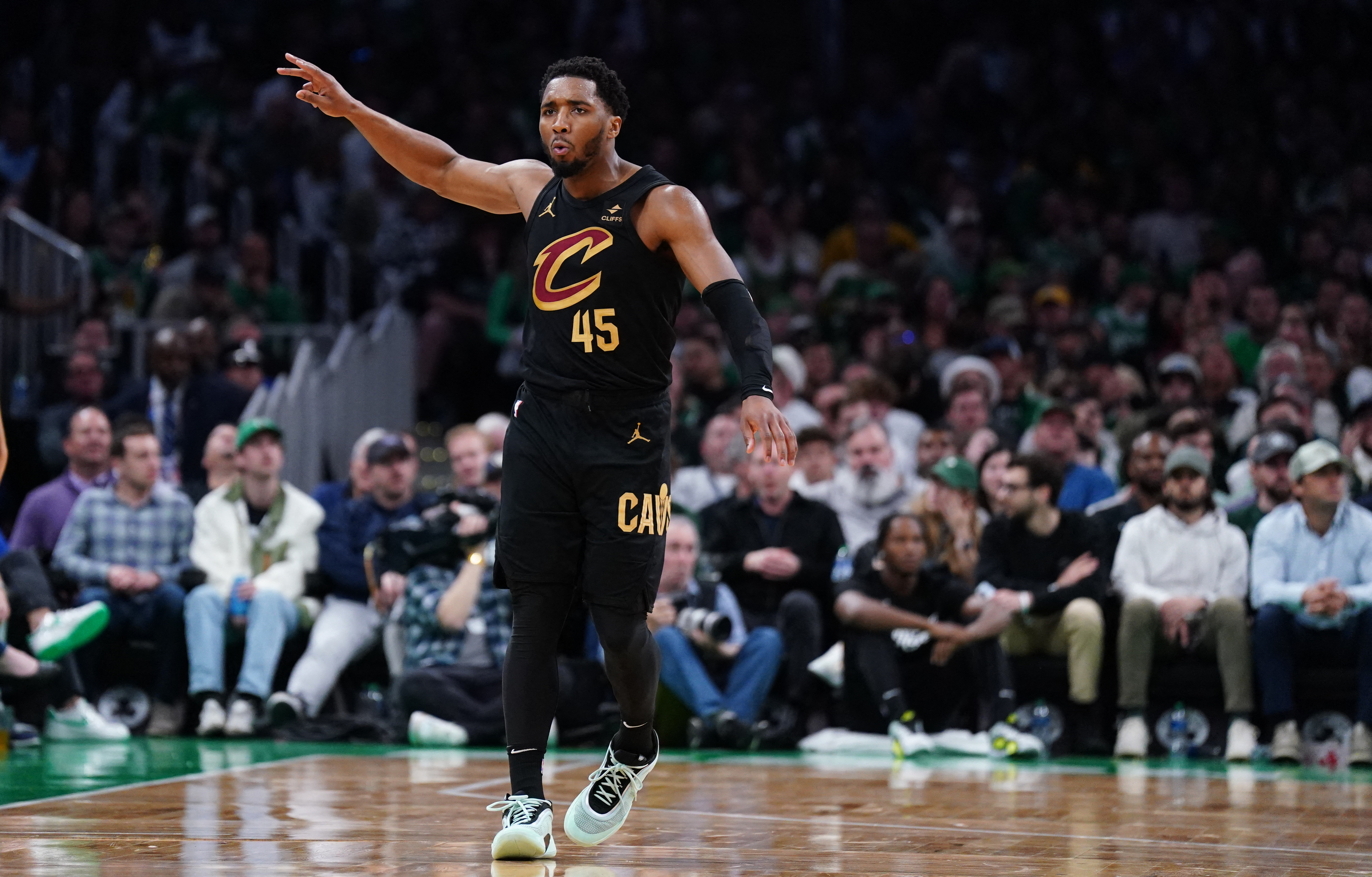 NBA : Mitchell et les Cavaliers surprennent les Celtics au TD Garden