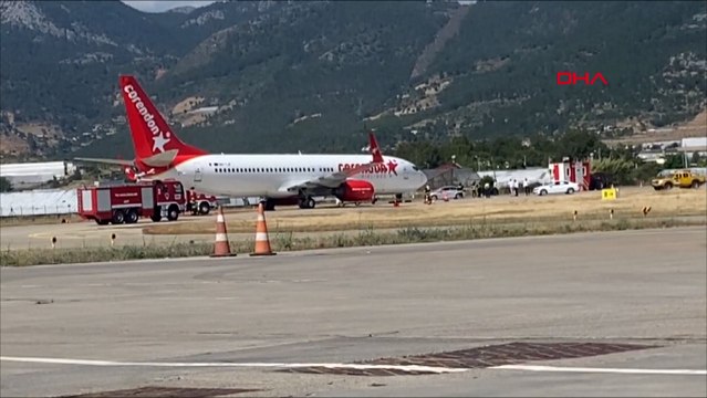 Ön lastiği patlayan uçak park yerine çekildi, pist uçuşa açıldı
