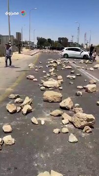 مستوطنين يغلقون الطريق بالحجارة أمام شاحنات المساعدات الانسانية المتجهة إلى #غزة