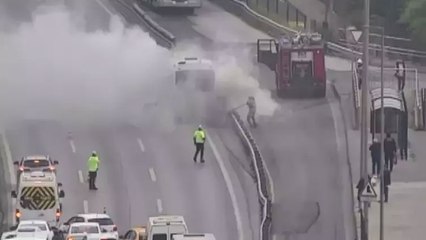 15 Temmuz Şehitler Köprüsü girişinde servis midibüsü yandı