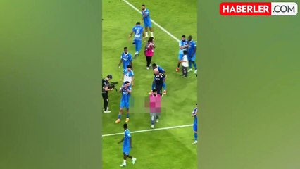 Jorge Jesus, futbolcusunu sırtında taşıdı