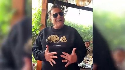 Mehmet Ali Erbil, gittiği kafede dans edip turistlerden para topladı