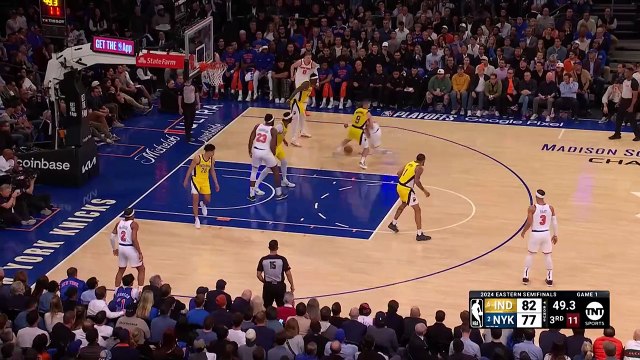 Obi Toppin hits through-the-legs dunk against Knicks