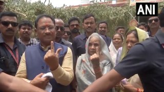 छत्तीसगढ़ के मुख्यमंत्री विष्णु देव साय ने जशपुर के एक मतदान केंद्र पर अपना वोट डाला