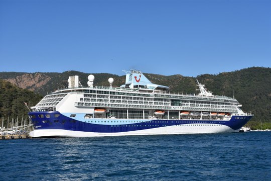 Kruvaziyerler turizmi hareketlendiriyor: Marella Discovery Marmaris'e 1800 turist getirdi