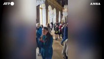 Versailles, attivisti per l'ambiente lanciano polvere nella reggia