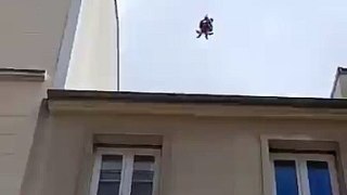 Les images spectaculaires d'un hélicoptère de la Sécurité Civile au-dessus de Paris qui hélitreuille une personne inconsciente dans le 15e arrondissement - Regardez