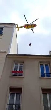 Les images spectaculaires d'un hélicoptère de la Sécurité Civile au-dessus de Paris qui hélitreuille une personne inconsciente dans le 15e arrondissement - Regardez
