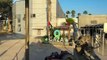 Un tanque israelí embiste dos banderas palestinas en el paso fronterizo de Rafah