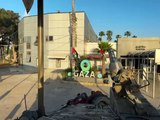 Un tanque israelí embiste dos banderas palestinas en el paso fronterizo de Rafah