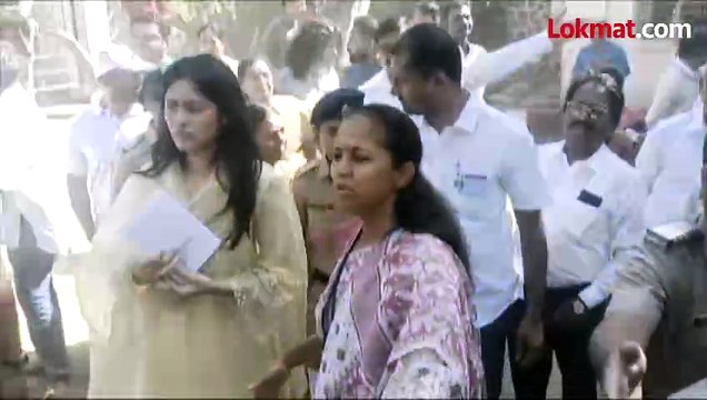 लेक रेवती, आई, पतीची साथ, केंद्रावर गोंधळ, सुप्रिया सुळे मतदानासाठा पोहोचल्या तेव्हा काय घडलं?