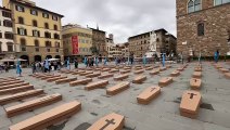 Stop ai morti sul lavoro, il flash mob con oltre 200 bare in piazza della Signoria