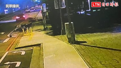 打保齡球？台中Land Rover突偏移「刷整排機車」 再追撞計程車(民眾提供)