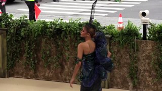 La moda y la extravagancia se apoderan de la alfombra roja en la Gala del Met