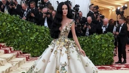 Скачать видео: Katy Perry va al Met Gala con l'intelligenza artificiale. E anche la madre cade nel tranello