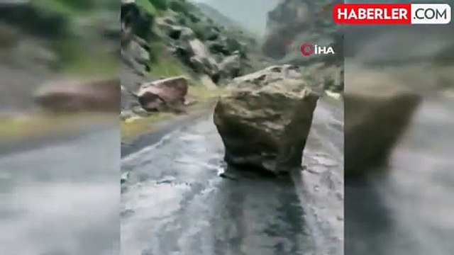 Şemdinli-Derecik yoluna kaya düştü, taksi şoförü son anda kurtuldu