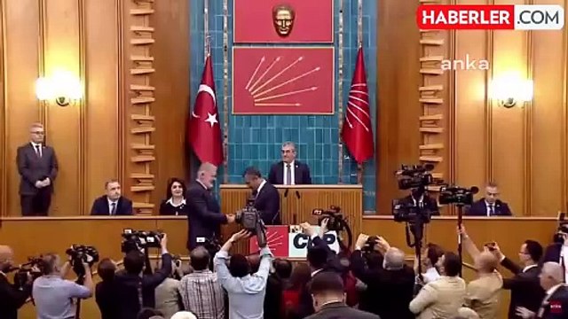 İYİ Parti'den istifa eden Bahadır Erdem, CHP'ye katıldı! Rozetini bizzat Özgür Özel taktı