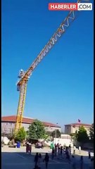 Öğrencilerin ve velilerin kabusu oldu! Okul bahçesinden geçen dev vinç Büyükçekmece Belediyesi'ni harekete geçirdi
