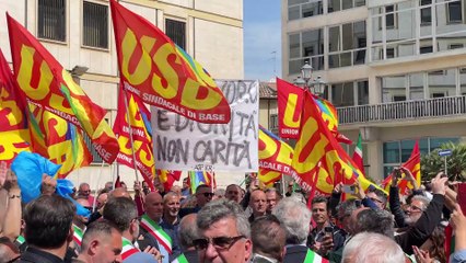 Catanzaro, i tirocinanti scendono in piazza: “Basta sussidi. Chiediamo lavoro, lavoro, lavoro!”