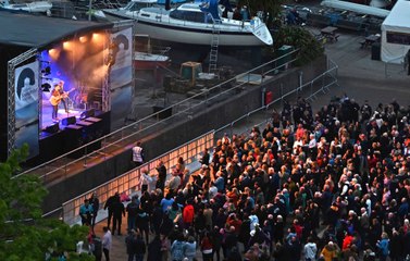 'Performance...and cocktails!' - Phonics and Tom Jones tributes rock Saundersfoot harbour
