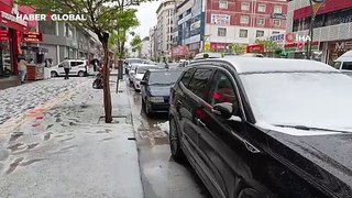 Yer Van: Hava sıcaklığı aniden düşen kentte yağış doluya çevirdi
